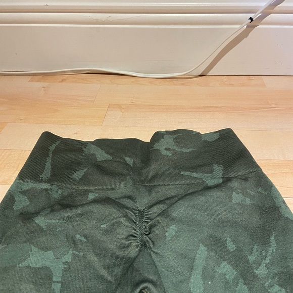 Green Camp Gym Shark booty scrunch leggings - Picture 6 of 7